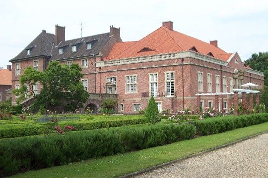 File:Schloss Kalbeck mit Garten.jpg