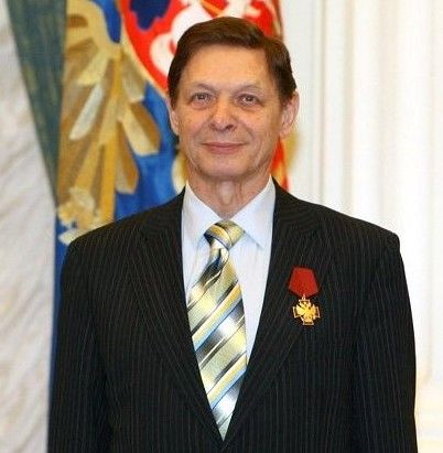 File:Eduard Khil.jpg