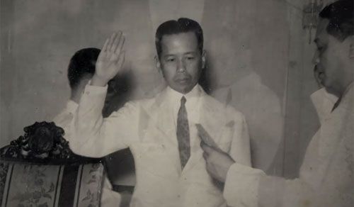 File:Swearing of José Abad Santos.jpg