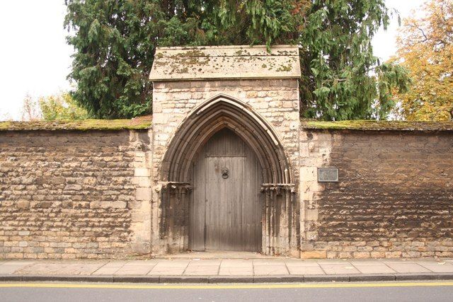 File:Brazenose Gate - geograph.org.uk - 600898.jpg