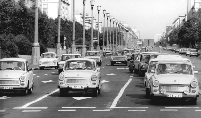 File:Bundesarchiv Bild 183-1982-0812-300, Berlin, Karl-Marx-Allee, Straßenverkehr.jpg