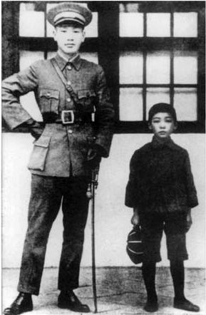 File:Chiang Wei-kuo age 8 with father.jpg