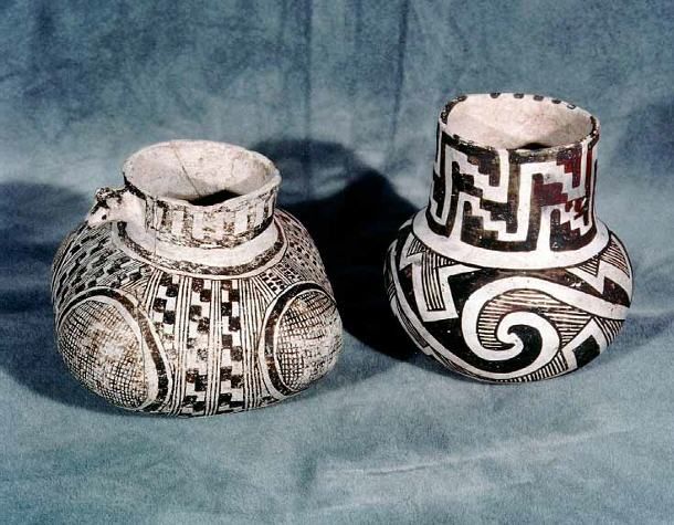 File:Cibola Whiteware pots, Roosevelt Lake.jpg