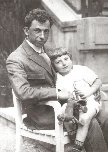 File:David Bergelson with son Lev.jpg