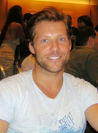 File:Jamie Bamber.jpg