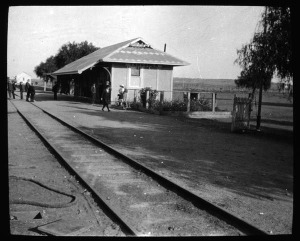 File:Tarcoola station building, 1926-1940.jpg