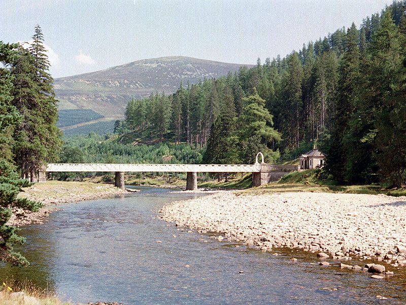 File:Victoria Bridge (1995).jpg