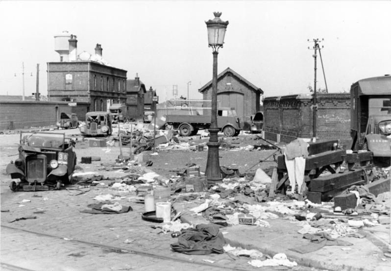 File:Bundesarchiv Bild 101I-383-0337-19, Frankreich, Calais, zerstörte Fahrzeuge.jpg