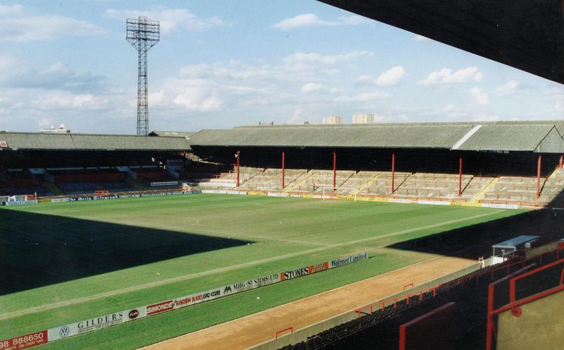 File:Kop and John street, 1989.jpg