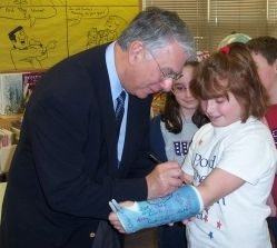 File:Manzullo signs cast.jpg