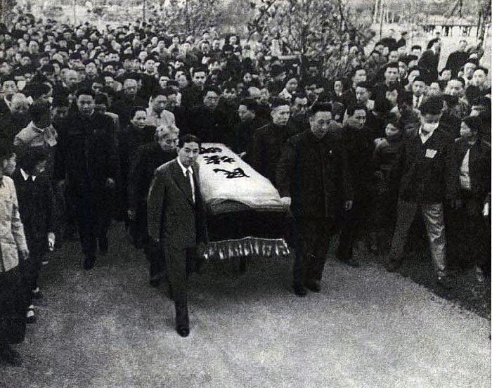 File:Move Lu Xun's casket.jpg