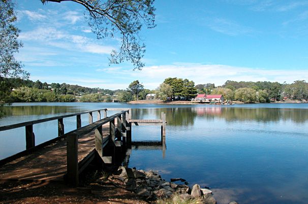 File:LAKE DAYLESFORD - panoramio.jpg