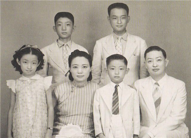 File:Mei Lanfang Family portrait.jpg