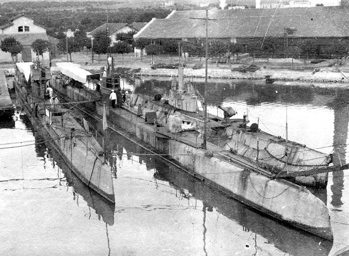 File:Submarines Tyulen', Utka, AG-22 at Bizerte, 1922.jpg