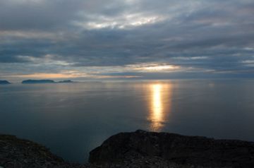 File:Sun mirroring in the Barents Sea.jpg