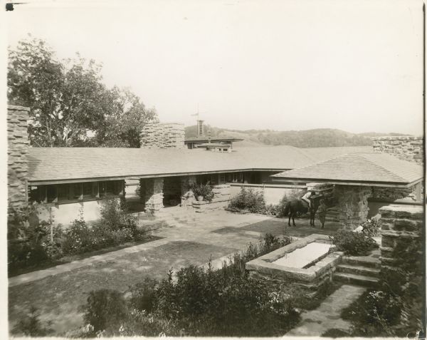 File:Taliesin I courtyard.jpg