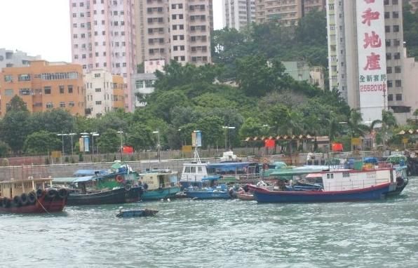 File:Aberdeen Floating Village-Boats.jpg