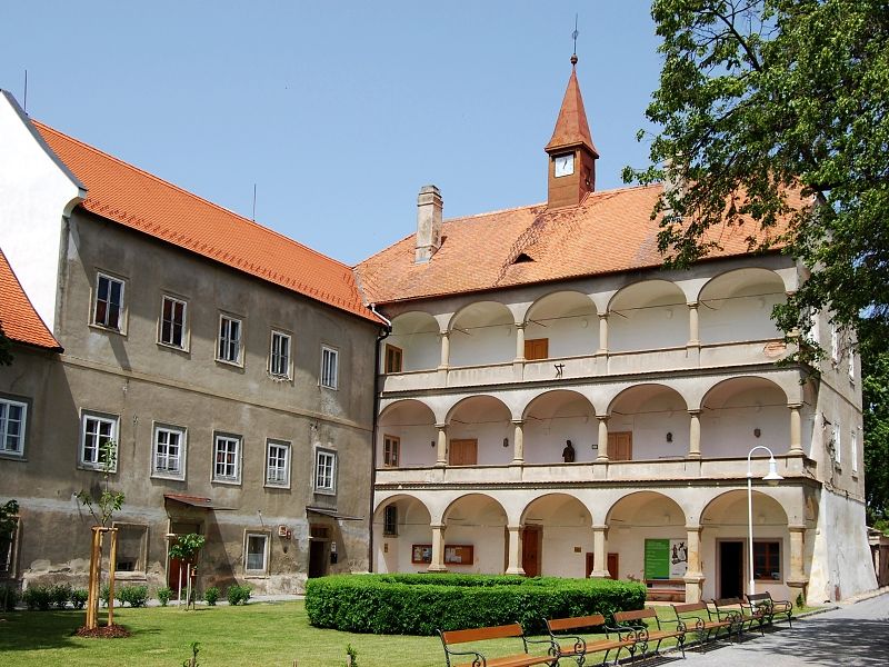 File:Bohutice-zámek.jpg