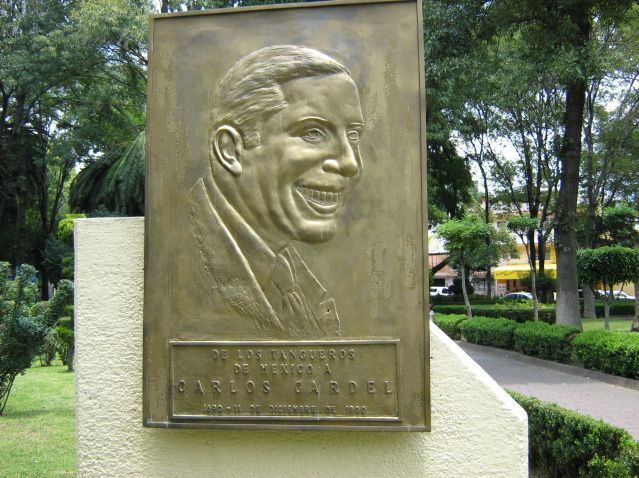 File:Carlos Gardel en parque DF.jpg