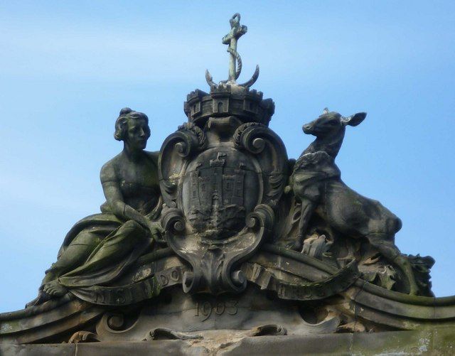 File:Edinburgh City Arms on the City Chambers.jpg