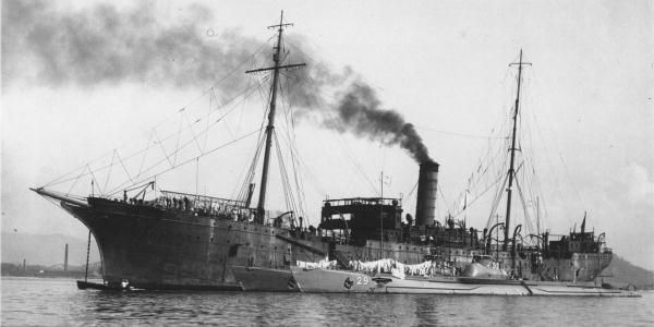 File:Japanese submarine tender Karasaki 1930.jpg