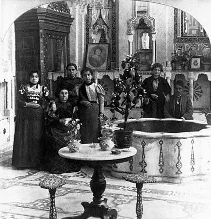 File:Jewish family in Damascus, ca. 1901.jpg