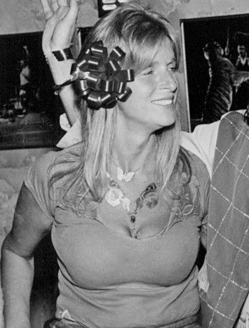 File:Linda McCartney 1976.jpg