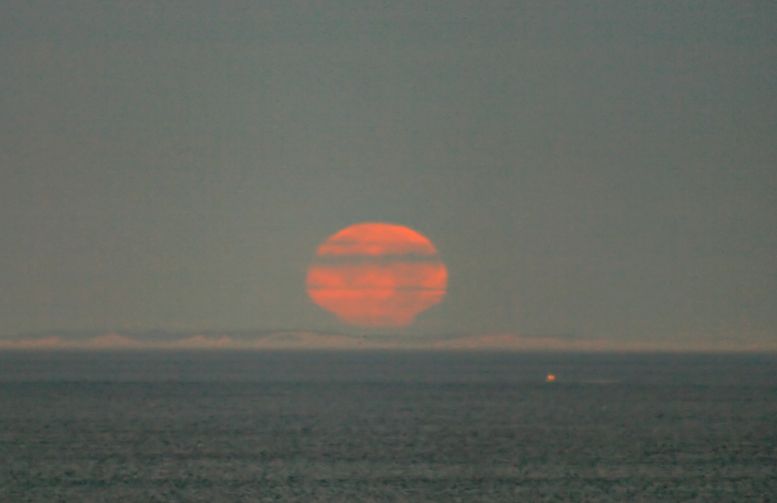 File:Mock mirage of the setting Moon.jpg