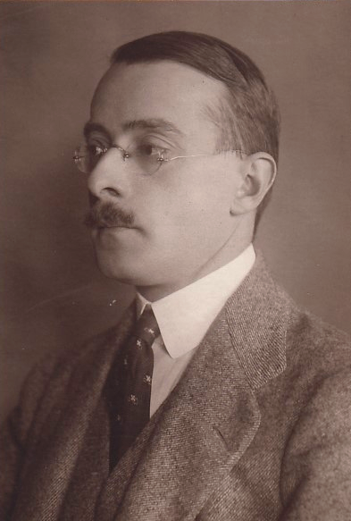 File:Pierre Comert en 1922.png