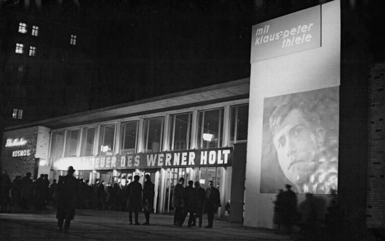 File:Bundesarchiv Bild 183-D0204-0021-001, Berlin, Kino "Kosmos", Nacht.jpg