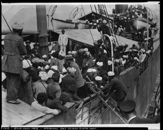 File:Crowded deck of Komagata Maru.jpg