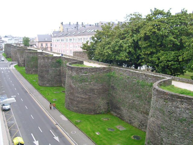 File:Muralla romana de Lugo.JPG