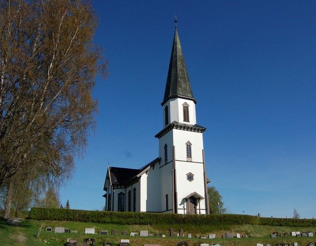 File:Sand kirke Fasade mot nordvest.jpg