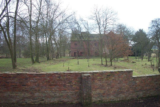 File:Tatton Old Hall grounds.jpg