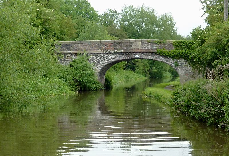 File:Bridge No. 102, Trent and Mersey Canal.jpg