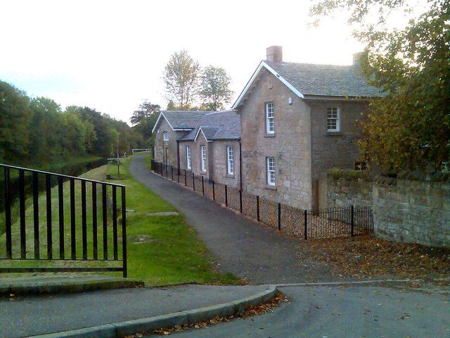 File:Cadder Stables - geograph.org.uk - 842907.jpg