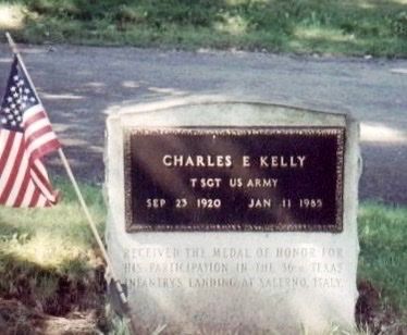 File:Graveside photo of Charles "Commando" Kelly.jpg