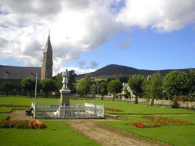 File:Rhynie Village Green and Tap O'Noth.jpg