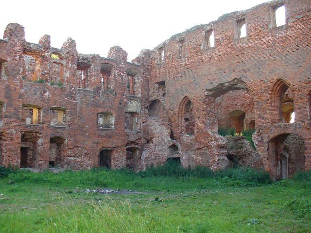 File:Ruine der Ordensburg Ragnit.jpg