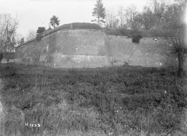 File:Walls of Le Quesnoy, 1918.jpg