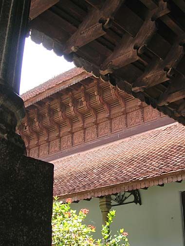 File:0507-KuthiraMalika2-Dinakarr.jpg