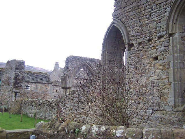 File:Coverham Abbey.jpg