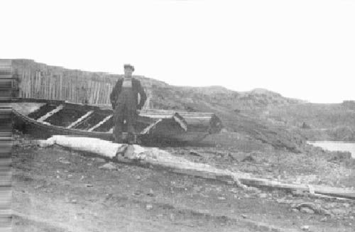 File:Joe Ezekiel with giant squid.jpg