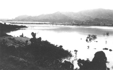 File:Mapanuepe Lake 1992.jpg