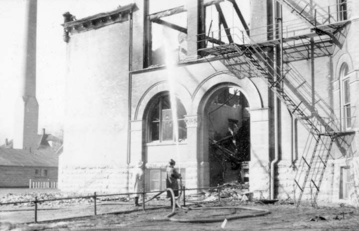 File:Menasha High School Fire of 1936.jpg