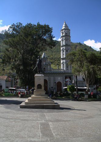 File:Plaza Bolivar de Timotes.jpg