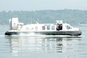 File:TNI-AL Hovercraft.jpg