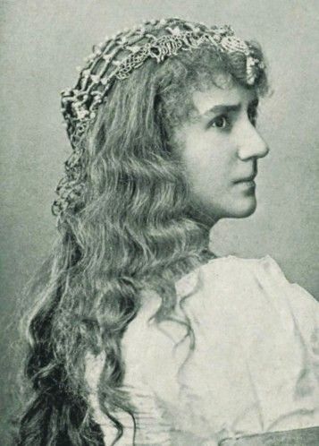 File:Louise Dumont.jpg