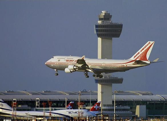 File:Planes at JFK2.jpg