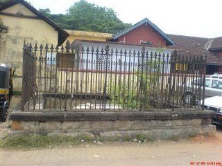 File:Tirurangadi Taluk Office Grave.jpg